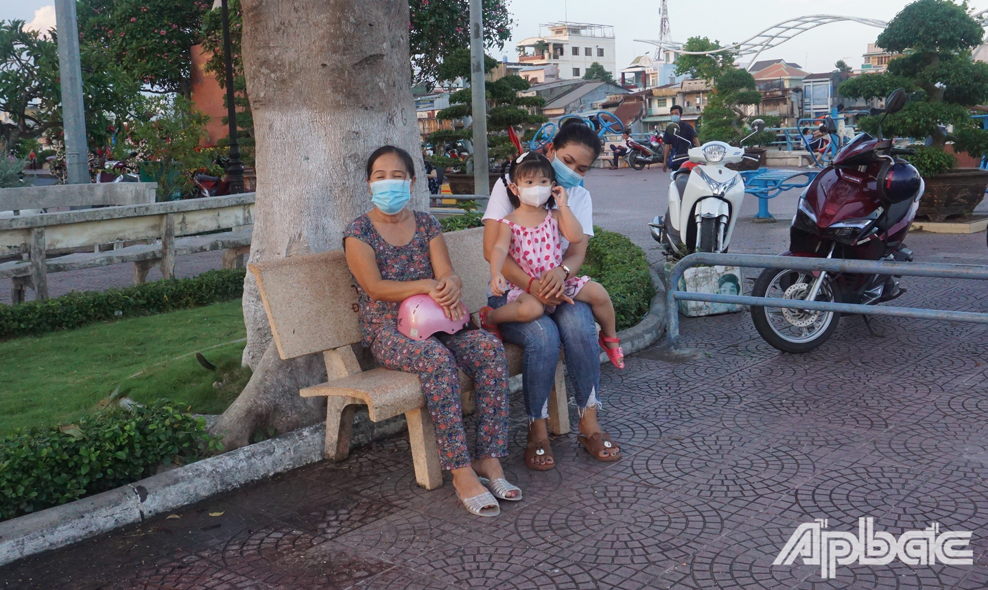 Ngườ dân tập thể dục tại công viên đường 30-4 vẫn không quên khẩu trang chống dịch.