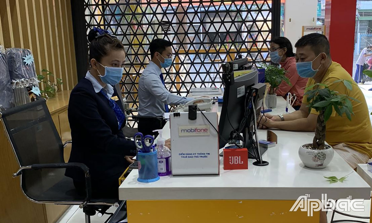 Tại các điểm giao dịch nhà mạng luôn cảnh báo người tham gia giao dịch phải đảm bảo các nguyên tắc phòng chống dịch.