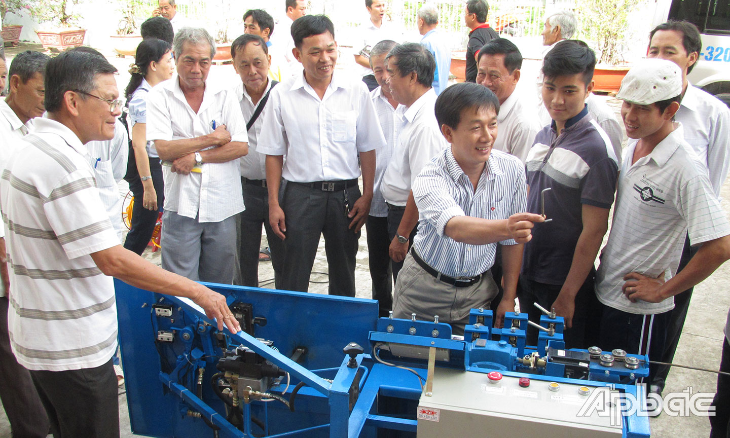 Kỹ sư Nguyễn Thanh Tùng với “Máy bẻ tay dê tự động”.