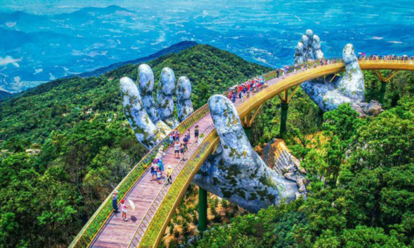 Cầu Vàng thuộc khu du lịch Sun World Ba Na Hills.