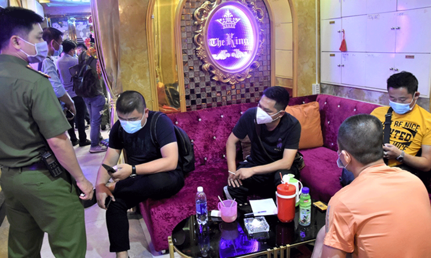 Nguy cơ lây nhiễm bệnh tại các địa điểm tập trung đông người như quán karaoke, bar...là rất lớn. Ảnh: Báo Cand 