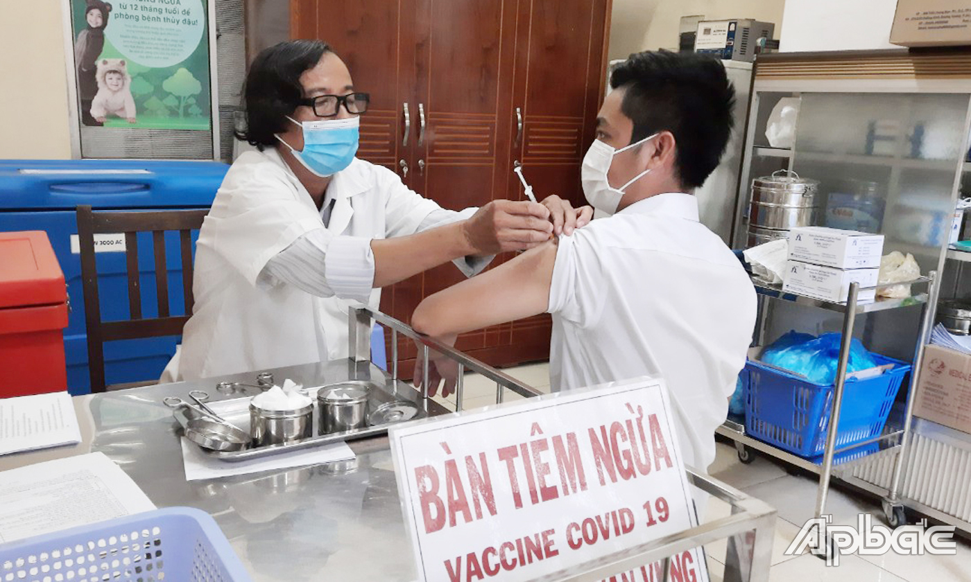  Phóng viên, nhà báo tham gia tuyến đầu phòng chống dịch COVID-19 là đối tượng được ưu tiên tiêm vaccine COVID-19.