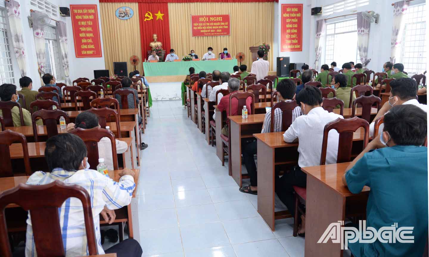 Các đại biểu làm việc tại buổi tiếp xúc.