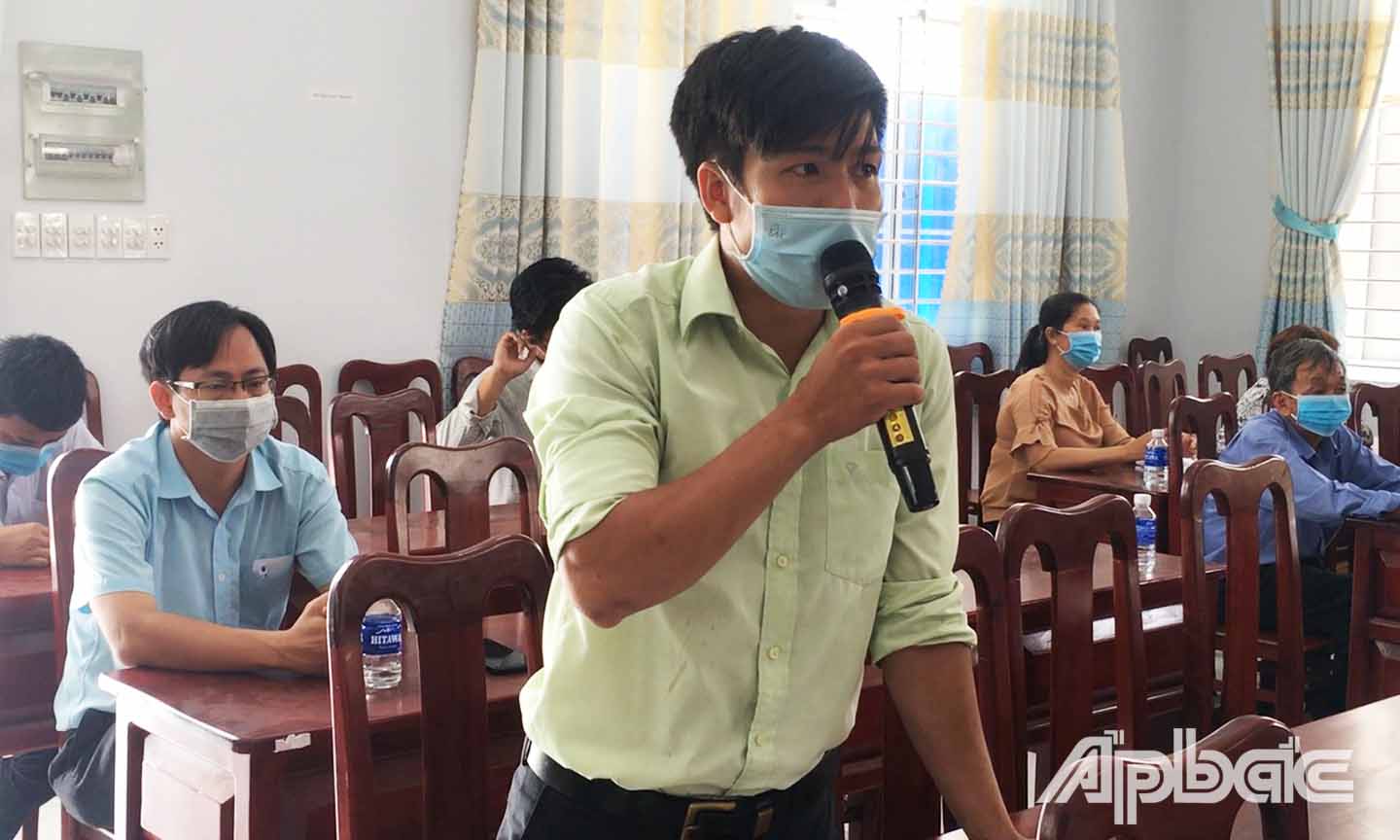 Cử tri xã An Hữu phát biểu tại buổi tiếp xúc với các ứng cử viên.