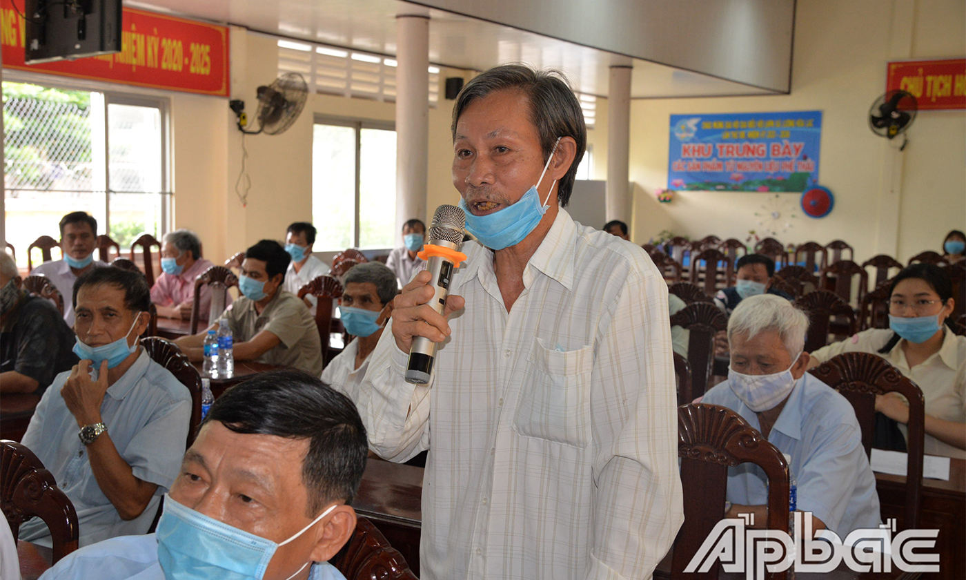 Cử tri phát biểu ý kiến tại buổi tiếp xúc