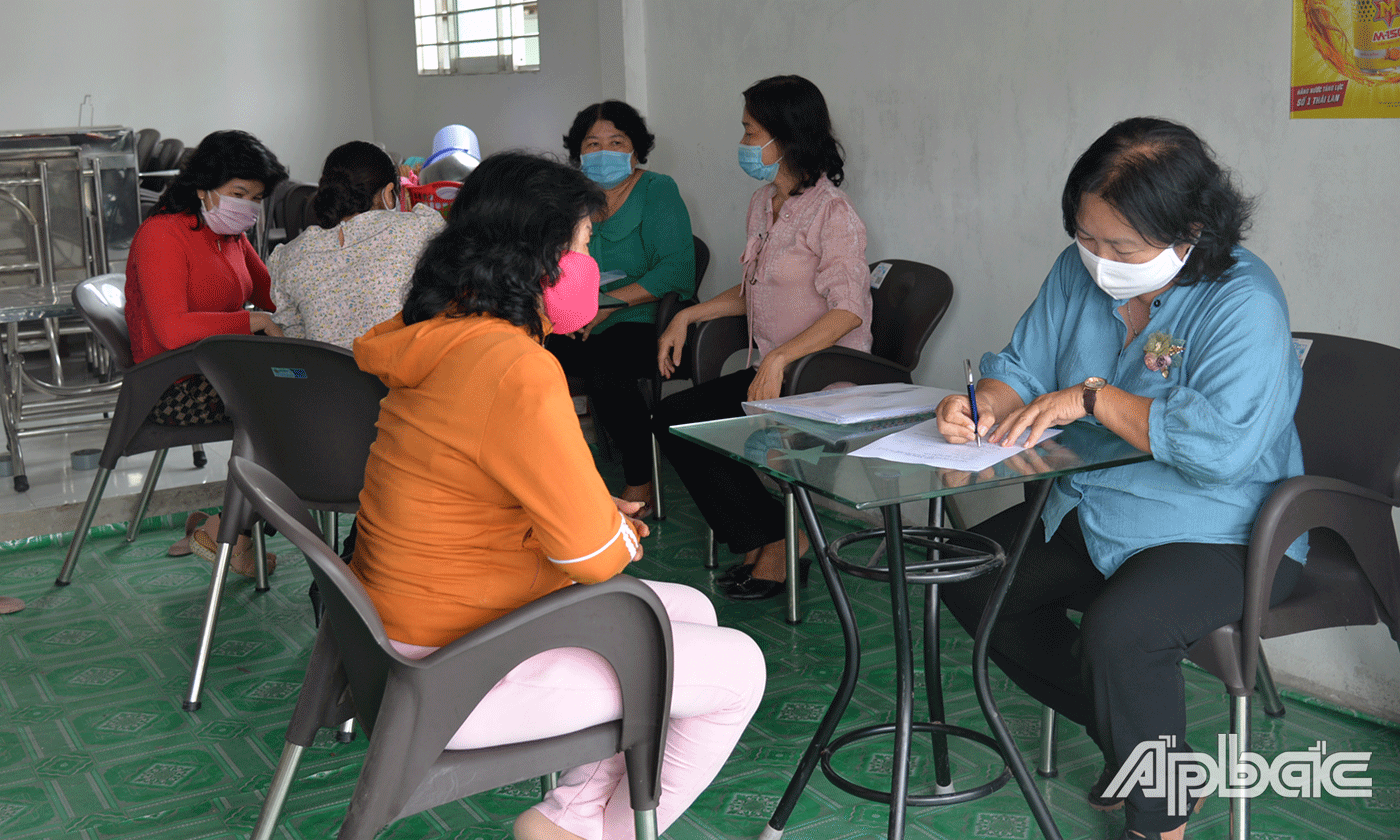 Đoàn lấy phiếu khảo sát kiến thức về luật bầu cử Quốc hội và HĐND các cấp.