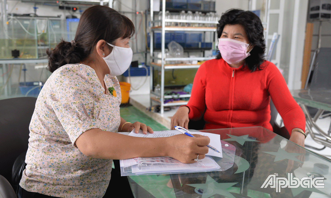 Đoàn lấy phiếu khảo sát kiến thức về luật bầu cử Quốc hội và HĐND các cấp.