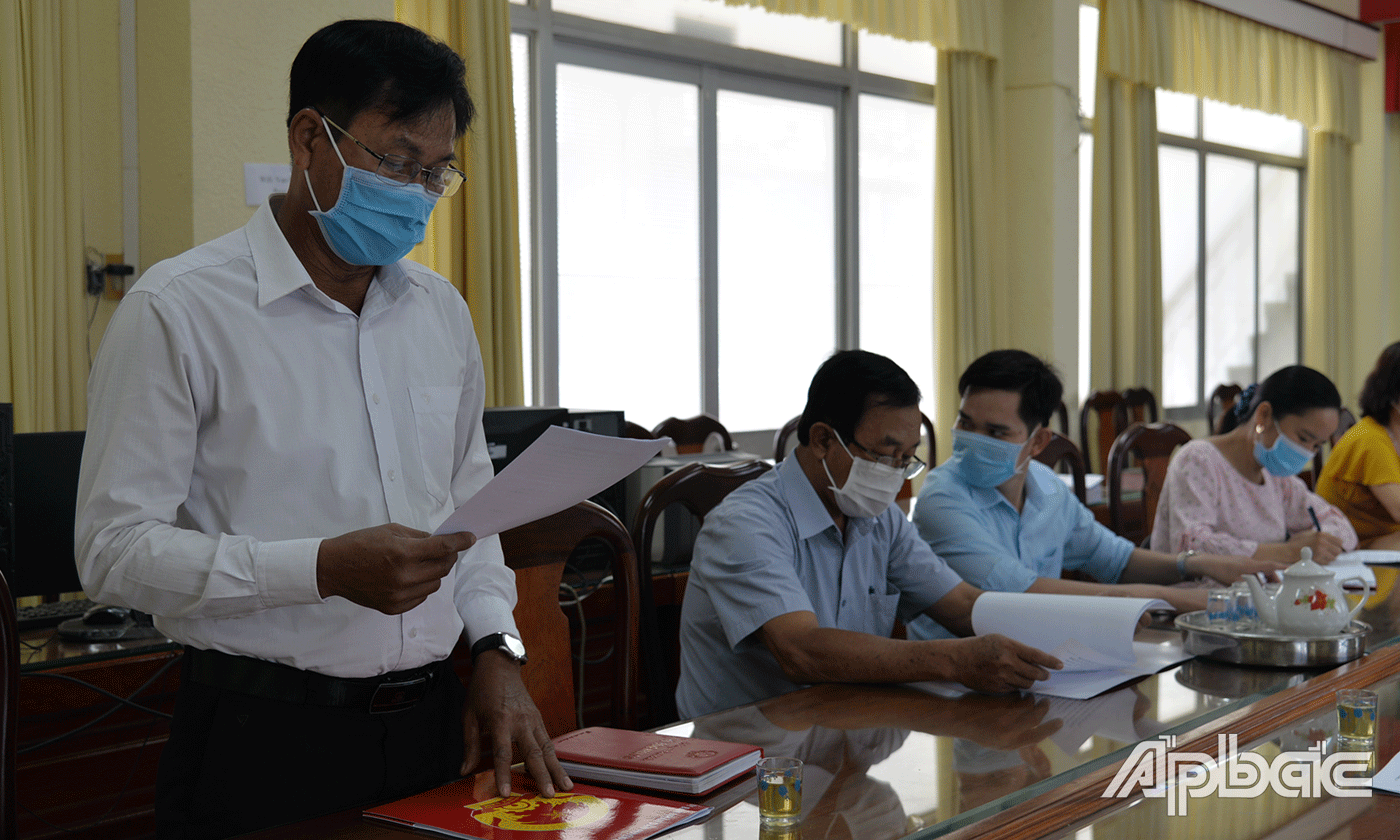 Đại diện Ủy ban bầu cử huyện Châu Thành báo cáo kết quả thực hiện chuẩn bị công tác bầu cử trên địa bàn huyện.