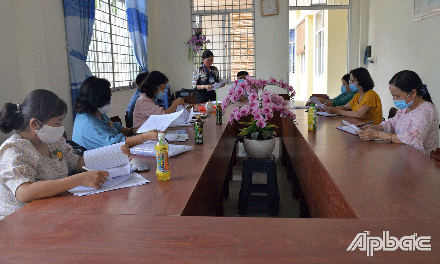Chủ tịch UBND xã Phú Phong Đoàn Thị Ngọc Điệp báo cáo về công tác chuẩn bị bầu cử của xã.