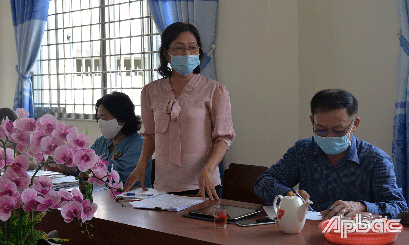 Đồng chí Đoàn Thị Thanh Khỏi phát biểu ý kiến tại buổi giám sát tại xã Phú Phong.