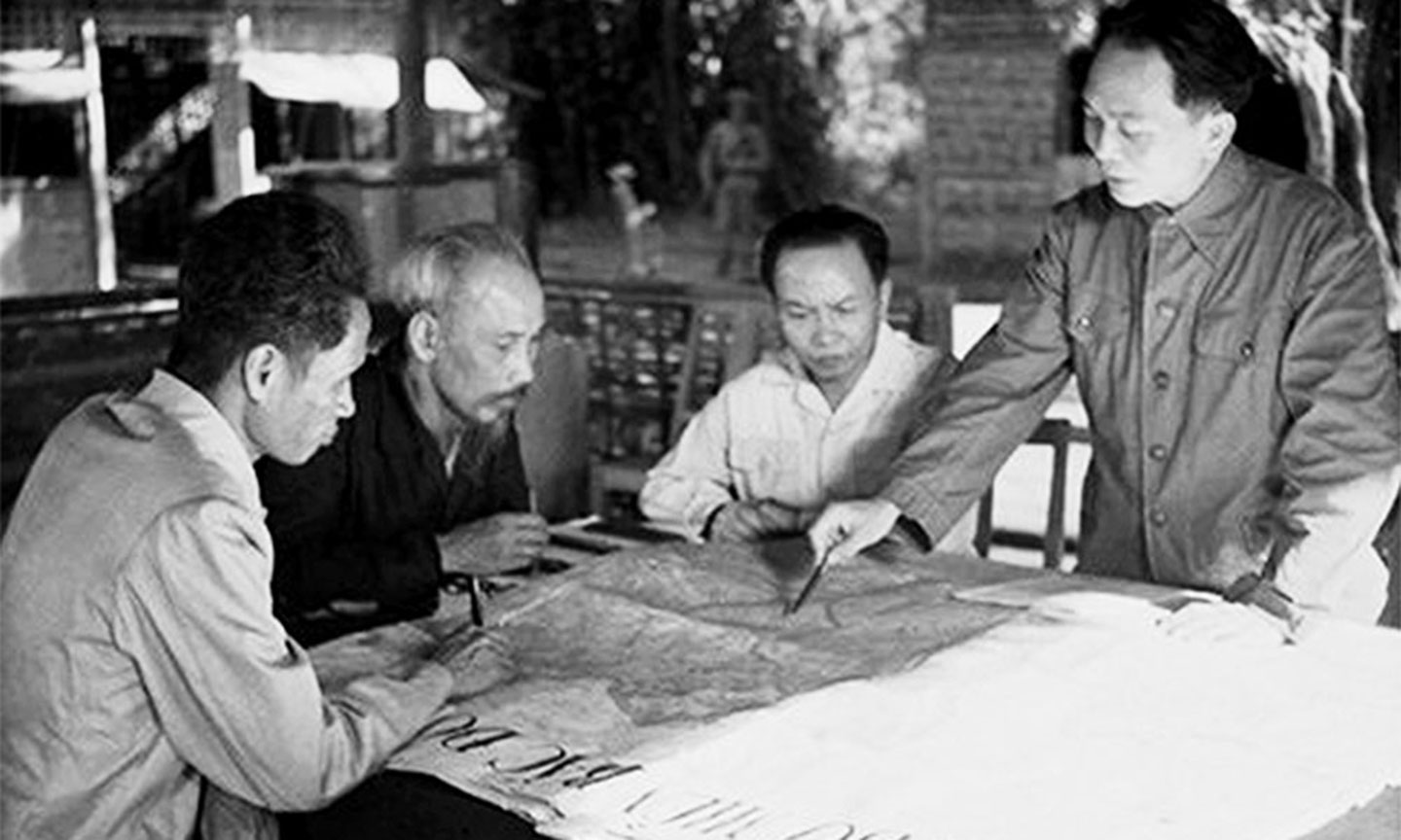 Bộ Chính trị tổ chức cuộc họp dưới sự chủ trì của Chủ tịch Hồ Chí Minh để nghe Tổng Quân ủy báo cáo và duyệt lần cuối kế hoạch tác chiến Đông - Xuân 1953 - 1954, đồng thời quyết định mở Chiến dịch Điện Biên Phủ với quyết tâm tiêu diệt bằng được tập đoàn cứ điểm này.Ảnh: Tư liệu TTXVN