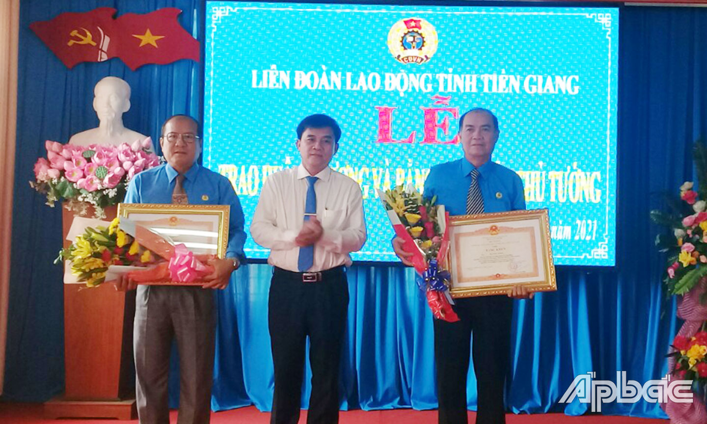 Anh Dũng (ngoài cùng bên trái) nhận Bằng khen của Thủ tướng Chính phủ.