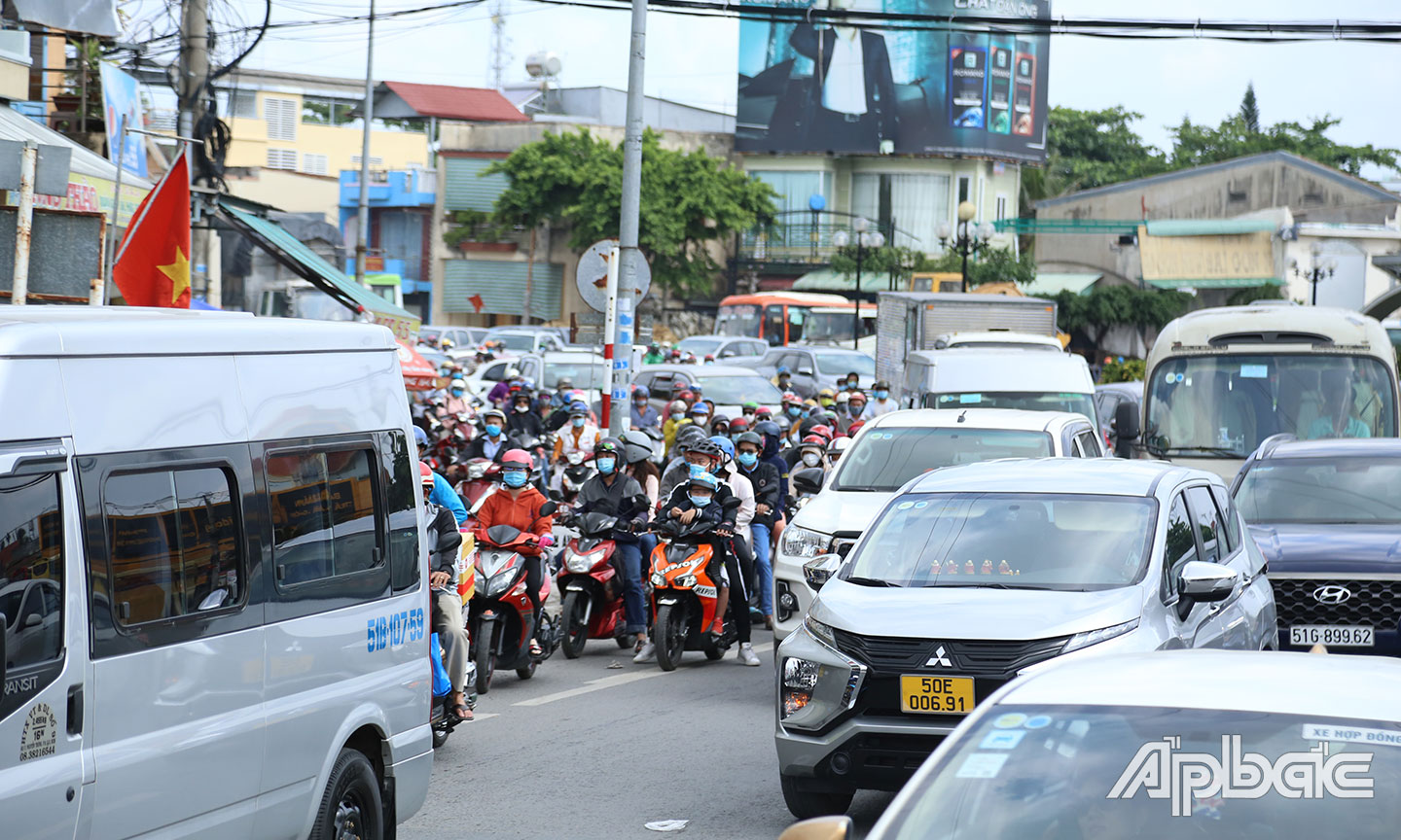 Hàng ngàn phương tiện ùn ứ tại vòng xoay Trung Lương trong ngày 30-4.