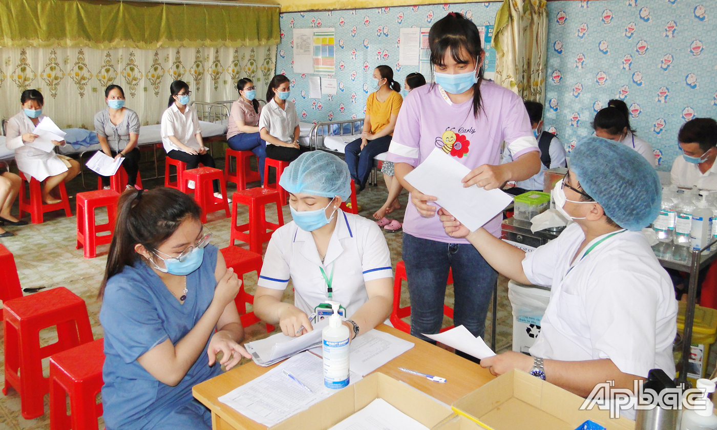 Các điểm tiêm chủng thực hiện đúng quy định về khám sàng lọc trước khi tiêm vắc xin