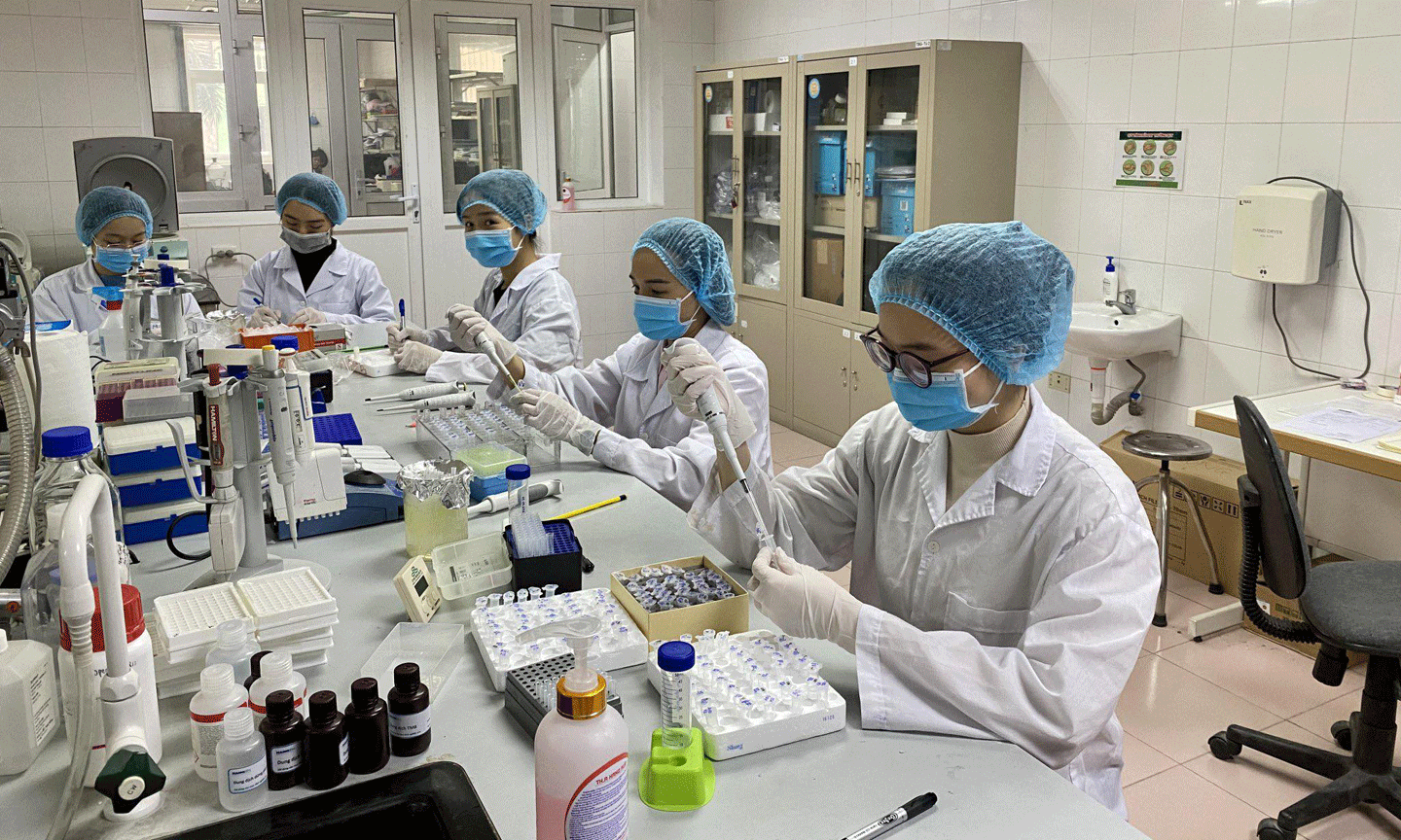 Một biện pháp tấn công dịch hữu hiệu là vaccine. Thời gian qua, chúng ta đã tích cực chuẩn bị vũ khí này - Ảnh: Các nhà khoa học tại Viện Nghiên cứu y dược học quân sự (Học viện Quân y) đang nghiên cứu thử nghiệm vaccine COVID-19 của Việt Nam (VGP)