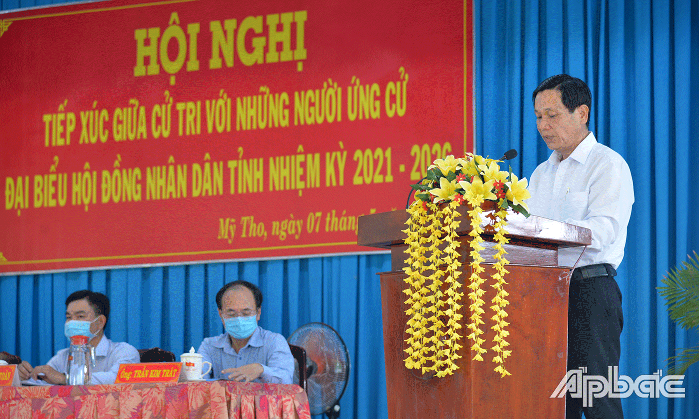 ƯCV Lê Minh Hùng phát biểu chương trình hành động tại buổi tiếp xúc với cử tri.