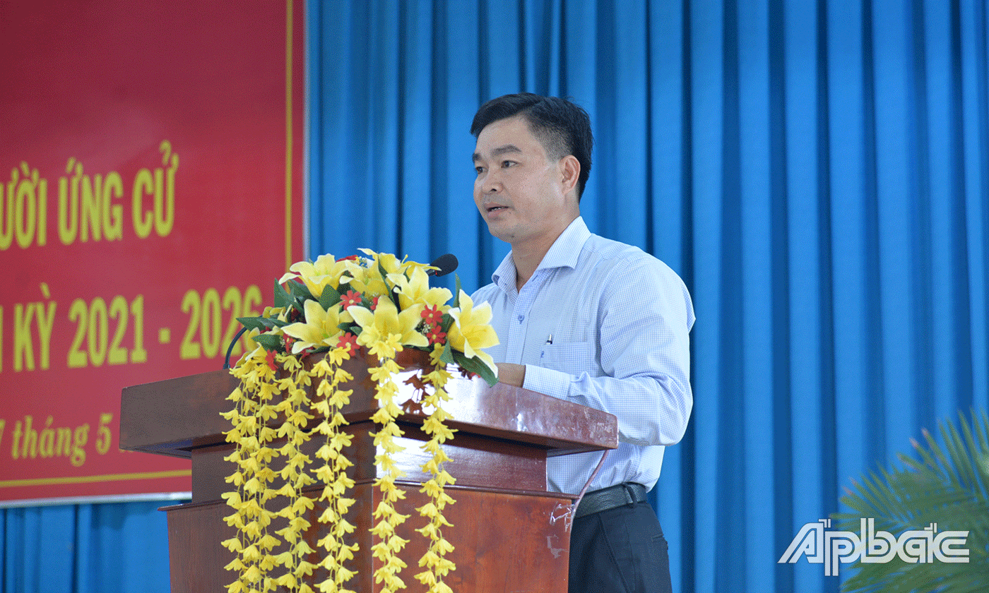 ƯCV Nguyễn Đức Toàn phát biểu chương trình hành động tại buổi tiếp xúc với cử tri.