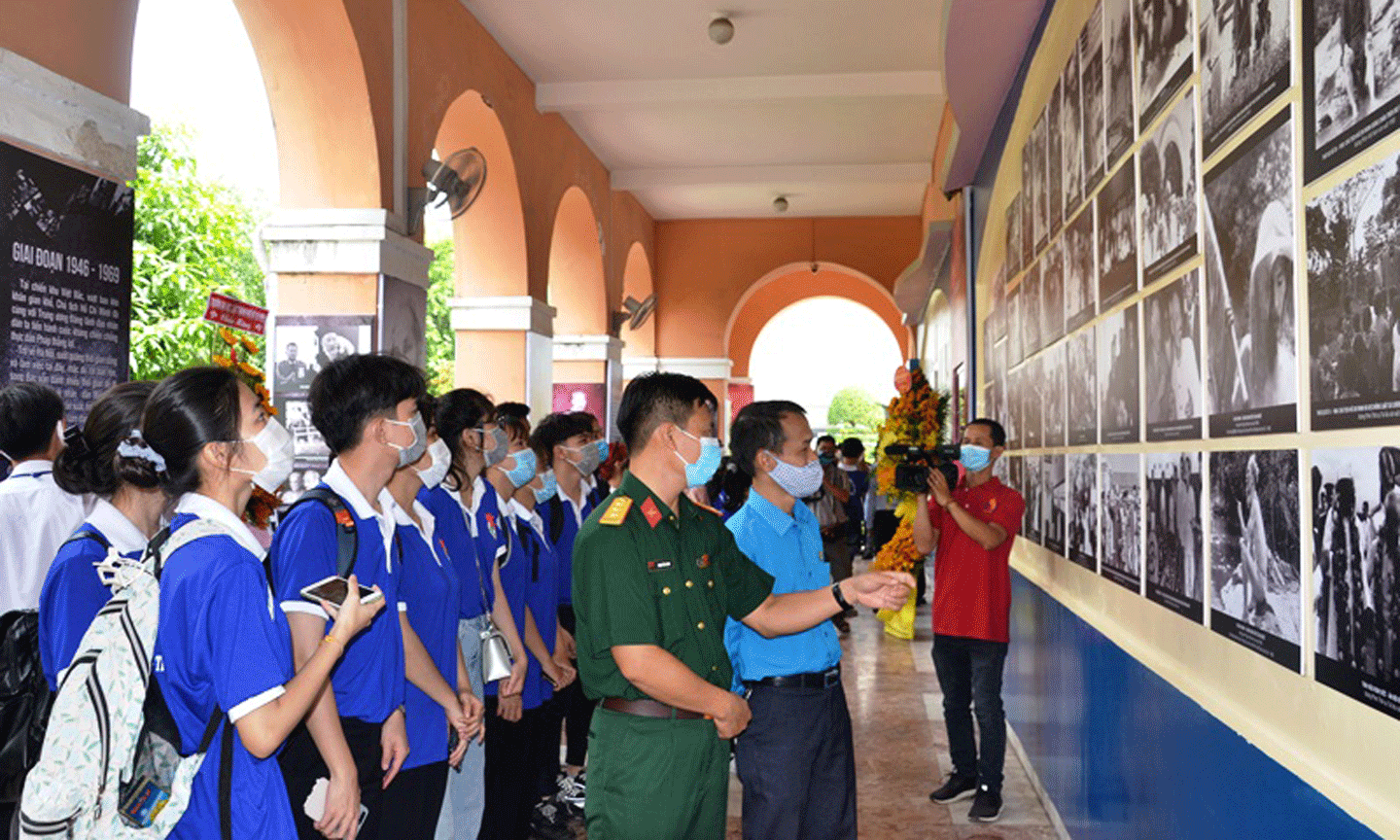 Khách tham quan triển lãm trong buổi khai mạc.