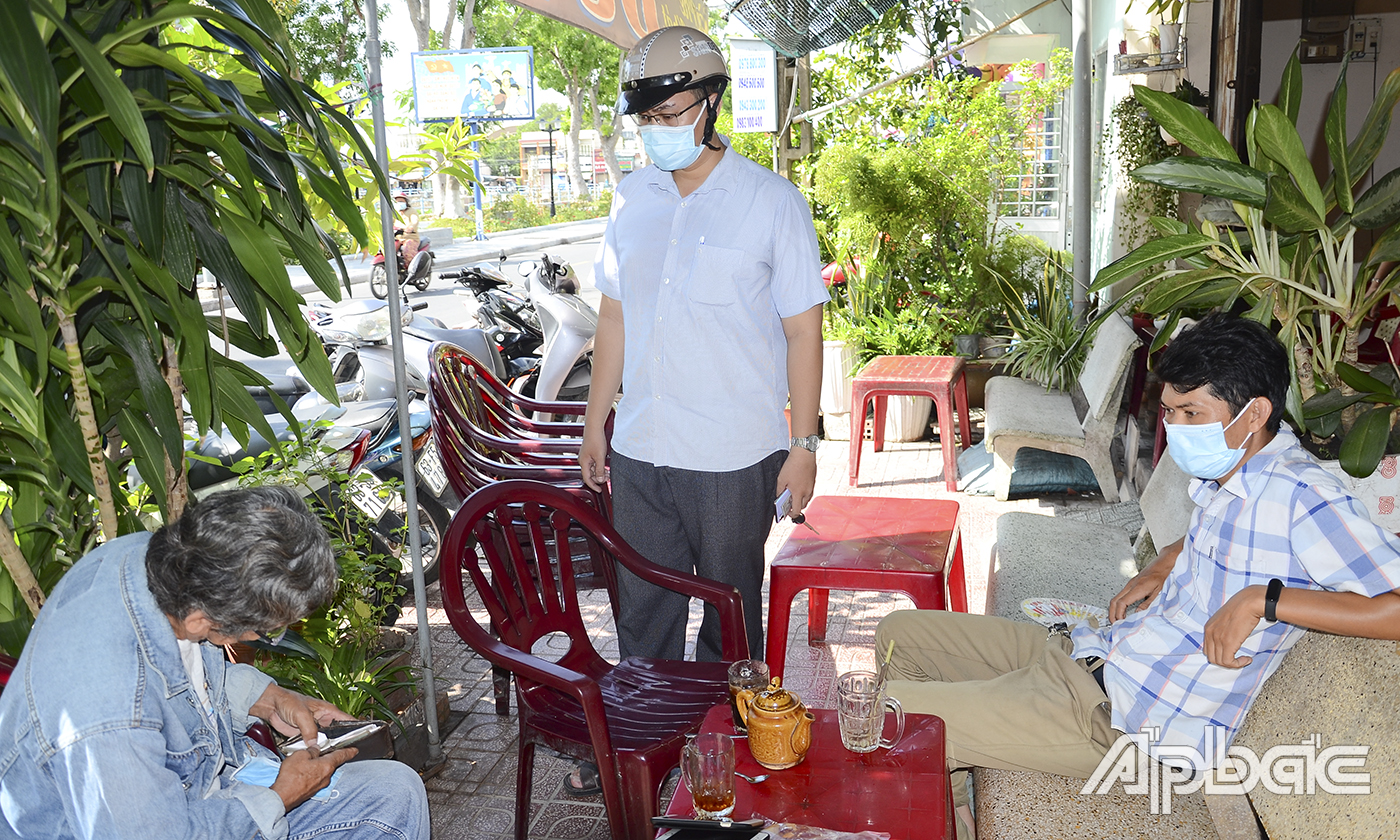 Sáng 9-5, Tổ kiểm tra liên ngành phường 4, TP. Mỹ Tho tạm giữ Chứng minh nhân dân người vi phạm không đeo khẩu trang.