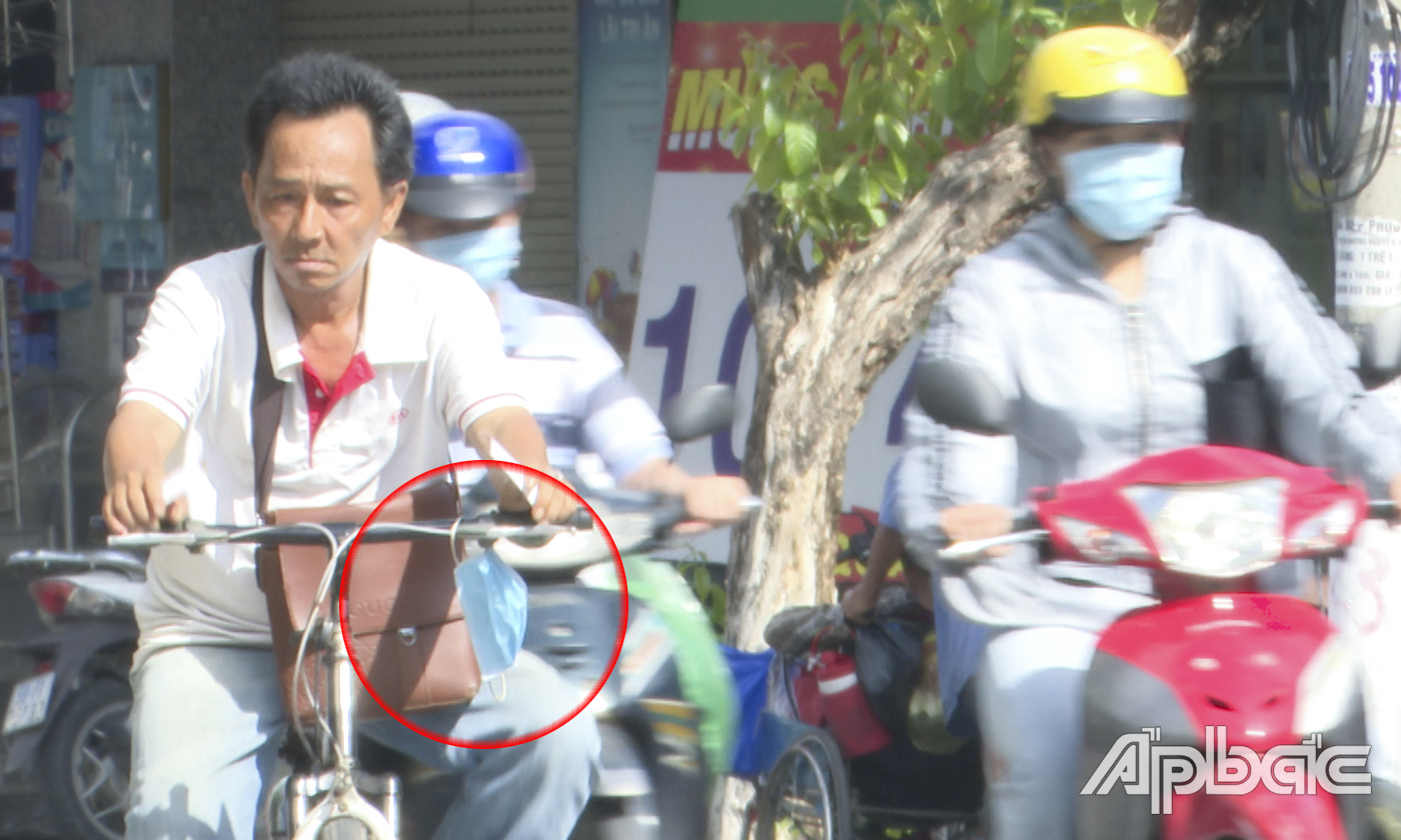 Vẫn còn một số người dân chưa chấp hành nghiêm việc đeo khẩu trang.