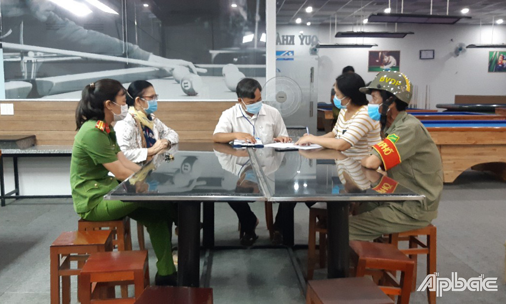 Lực lượng chức năng cho các cơ sở kinh doanh ký cam kết thực hiện quy định về phòng, chống dịch.