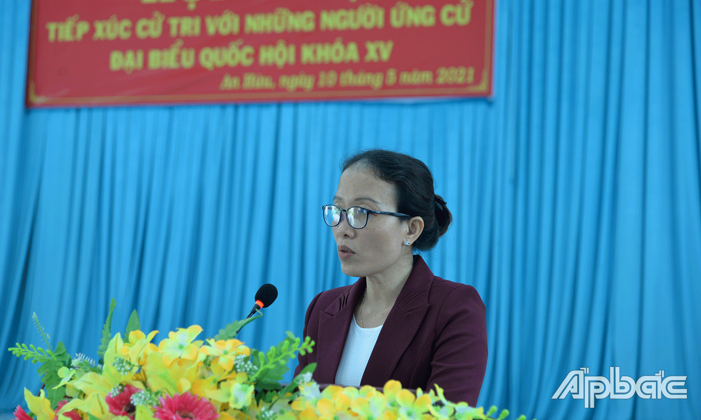 ƯCV Trần Thị Thưa trình bày chương trình hành động trước cử tri.