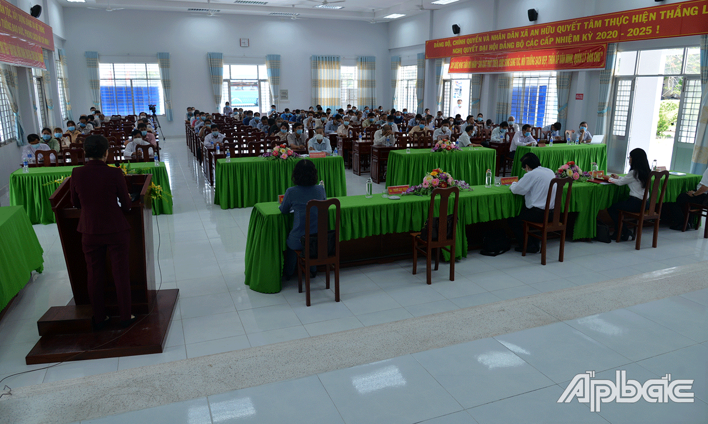Quang cảnh buổi tiếp xúc cử tri.