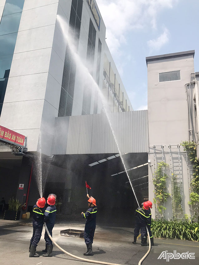 Công ty CP May Việt Tân (TX. Cai Lậy) diễn tập phòng cháy, chữa cháy.