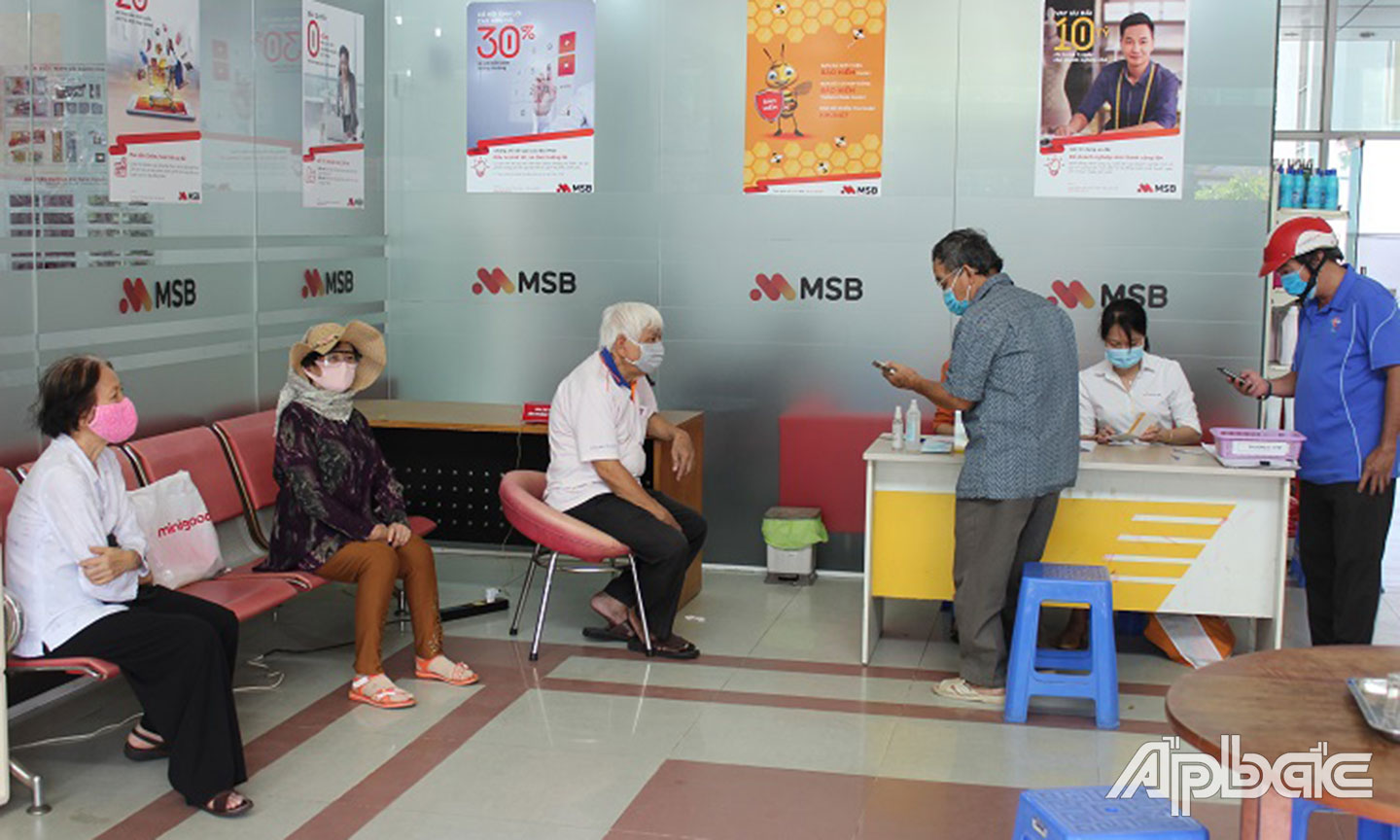 Thời gian tới sẽ vận động, khuyến khích người nhận lương hưu, trợ cấp BHXH hằng tháng từ hình thức tiền mặt sang hình thức qua ATM.