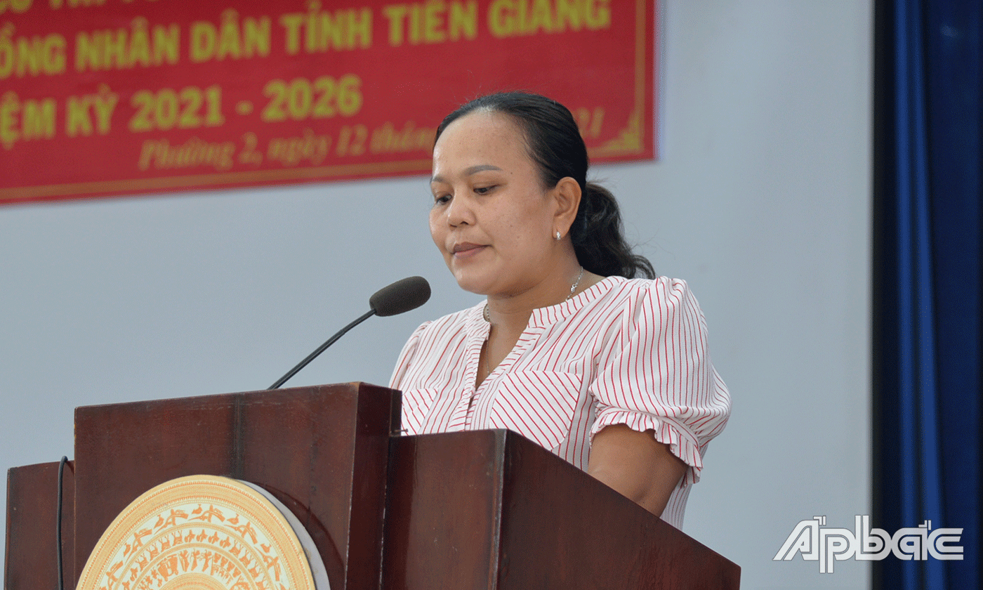 ƯCV Nguyễn Thị Kim Hường trình bày chương trình hành động tại buổi tiếp xúc cử tri.