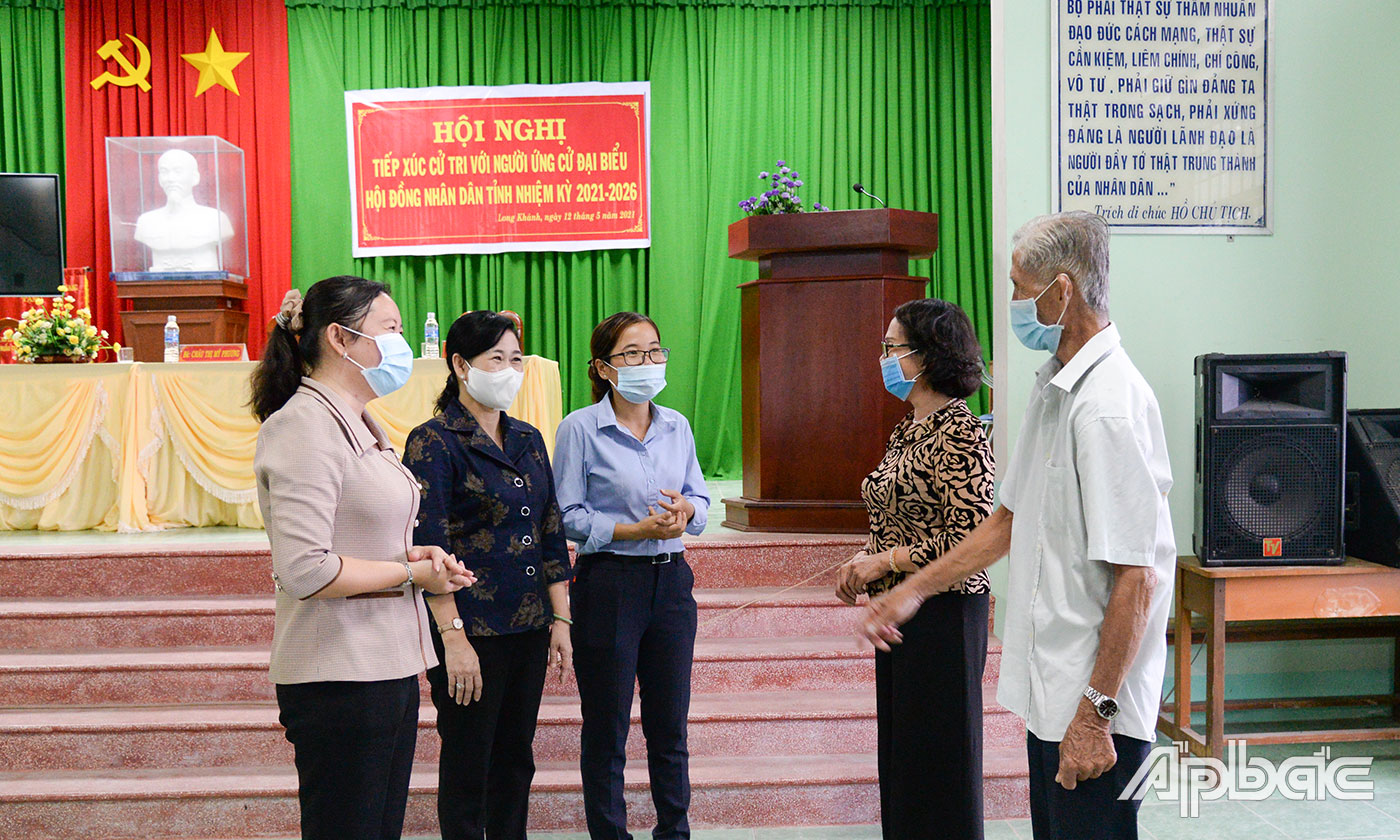 Cử tri xã Long Khánh (TX. Cai Lậy) trao đổi với các ứng cử viên HĐND tỉnh.