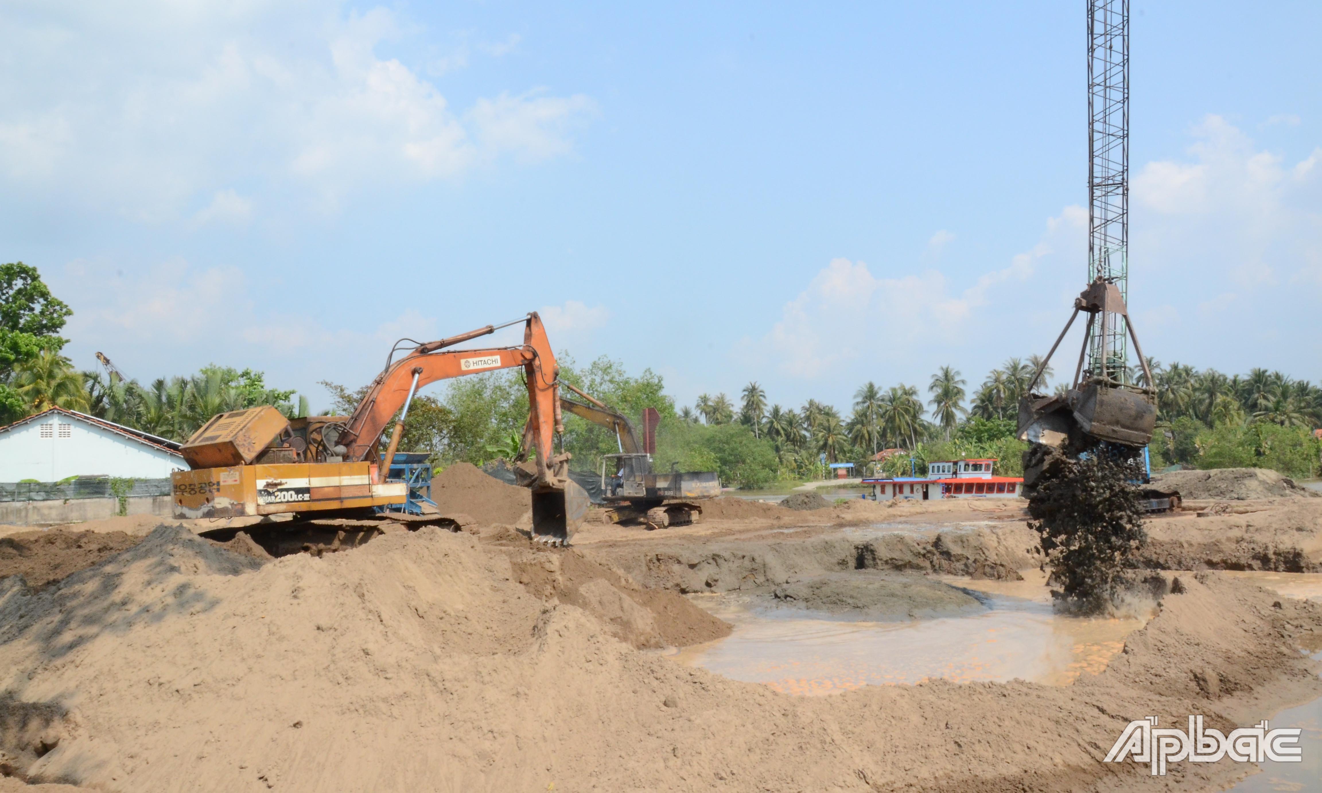 Giá vật liệu xây dựng tăng khiến nhà thầu gặp khó.