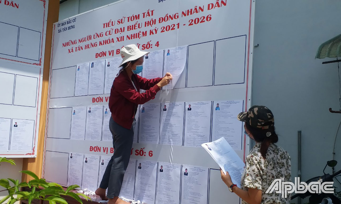 Niêm yết danh sách ứng cử viên tại nhà văn hóa xã Tân Hưng, huyện Cái Bè.