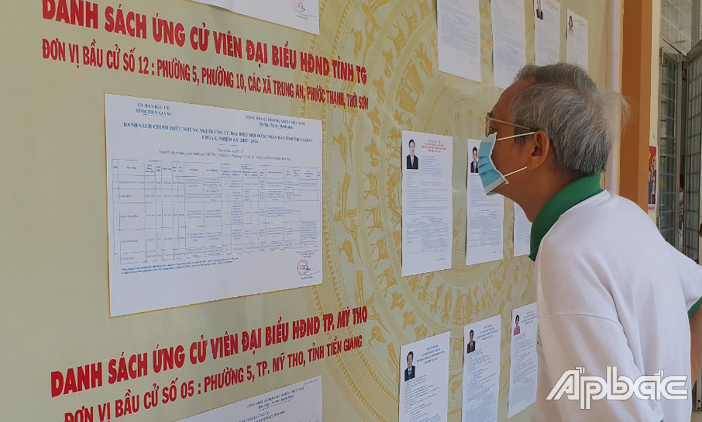 Cử tri phường 5, TP. Mỹ Tho xem tiểu sử các ƯCV tại nhà văn hóa phường 5