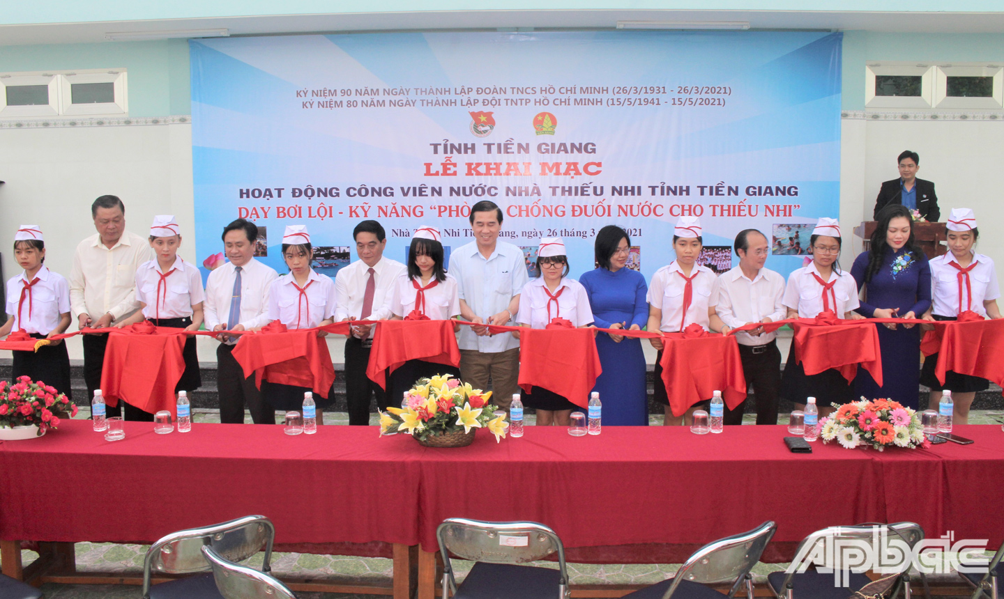 Đại biểu tiến hành cắt băng khánh thành Công viên nước Nhà Thiếu nhi Tiền Giang.
