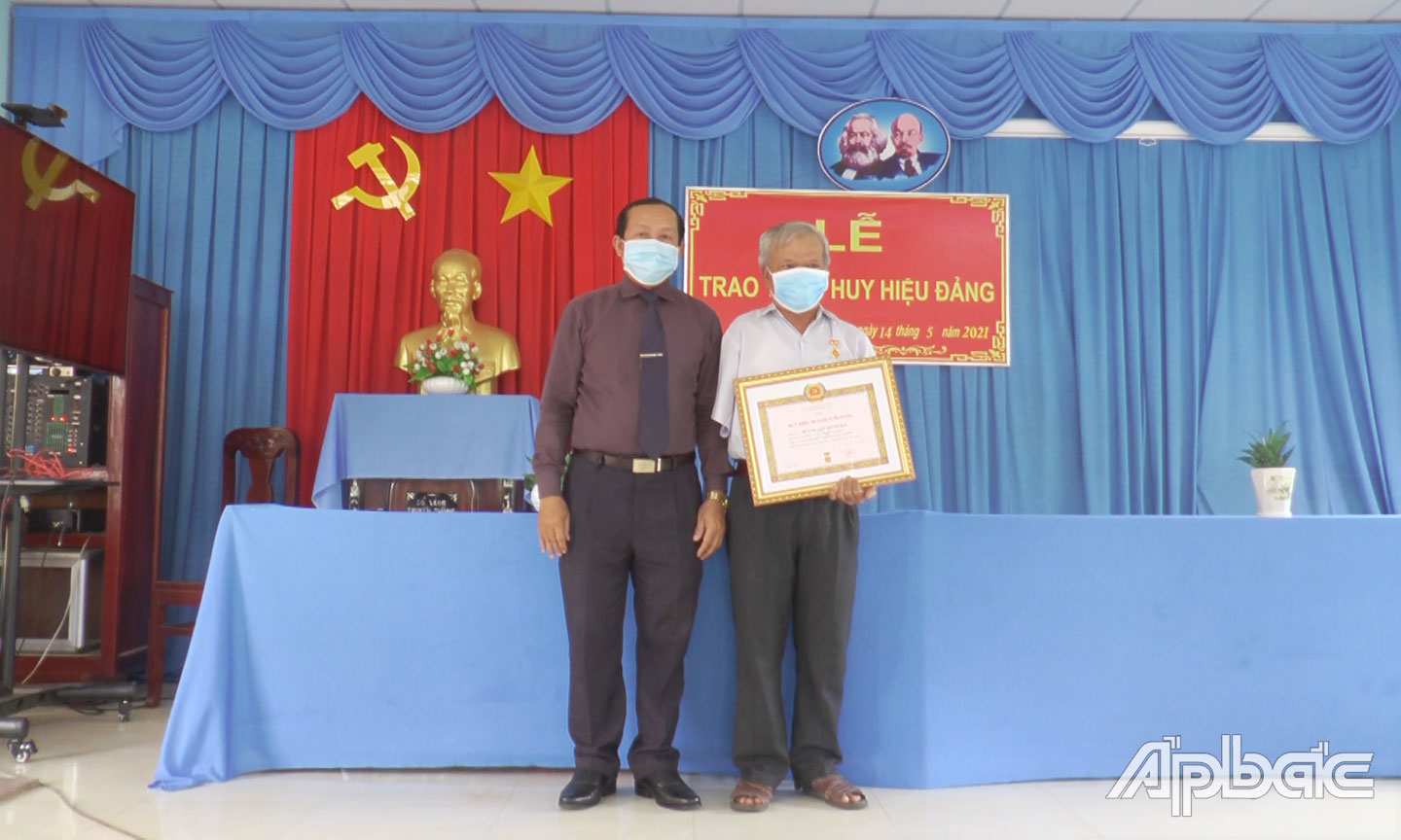  Đồn g chí Võ Ngọc Chiến-Phó Bí thư Huyện ủy TPĐ trao huy hiệu 50 năm tuổi Đảng cho đồng chí Huỳnh Văn Mười Hai