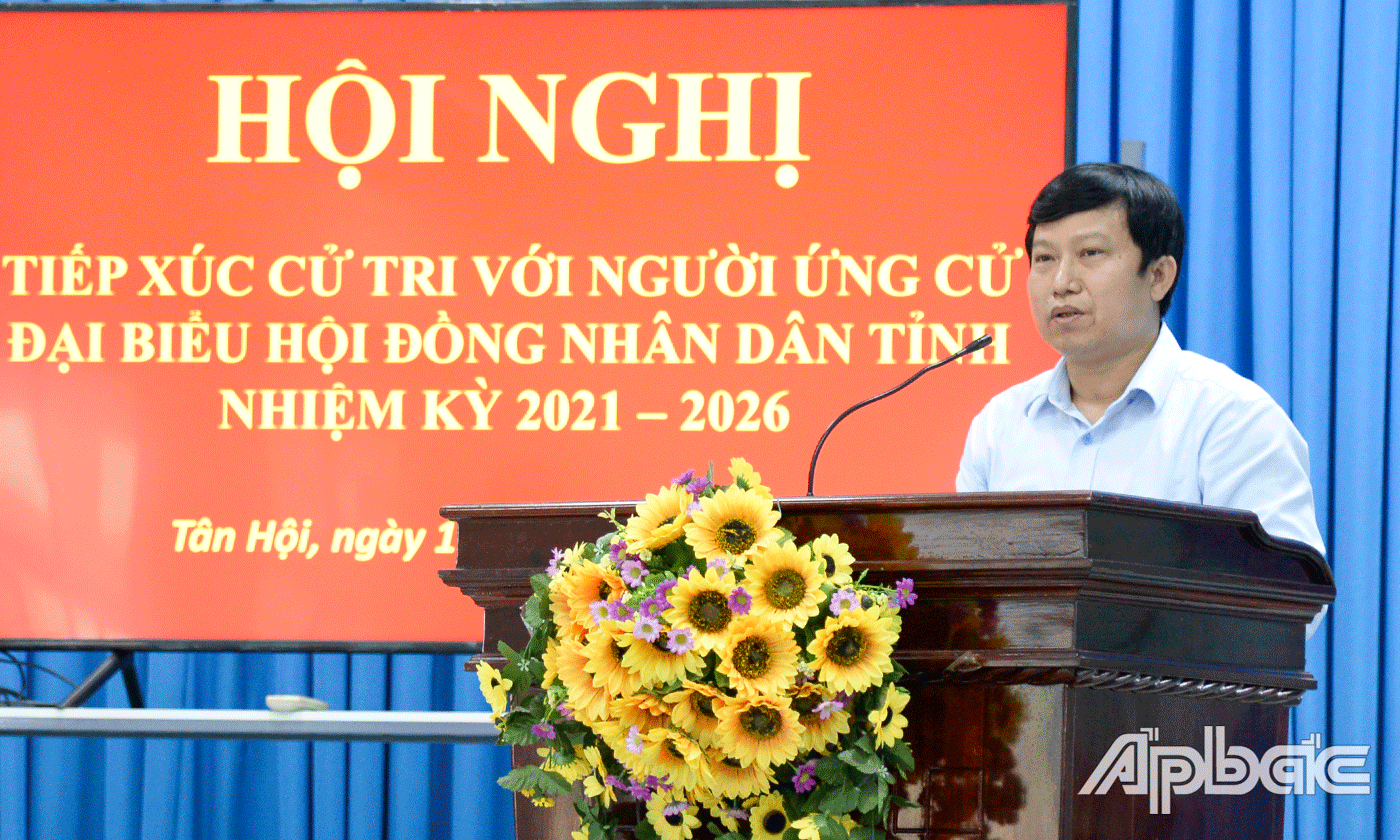 Các ứng cử viên trình bày Chương trình hành động tại buổi tiếp xúc.