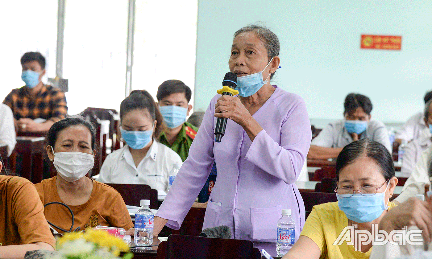 Cử tri phát biểu ý kiến tại buổi tiếp xúc.