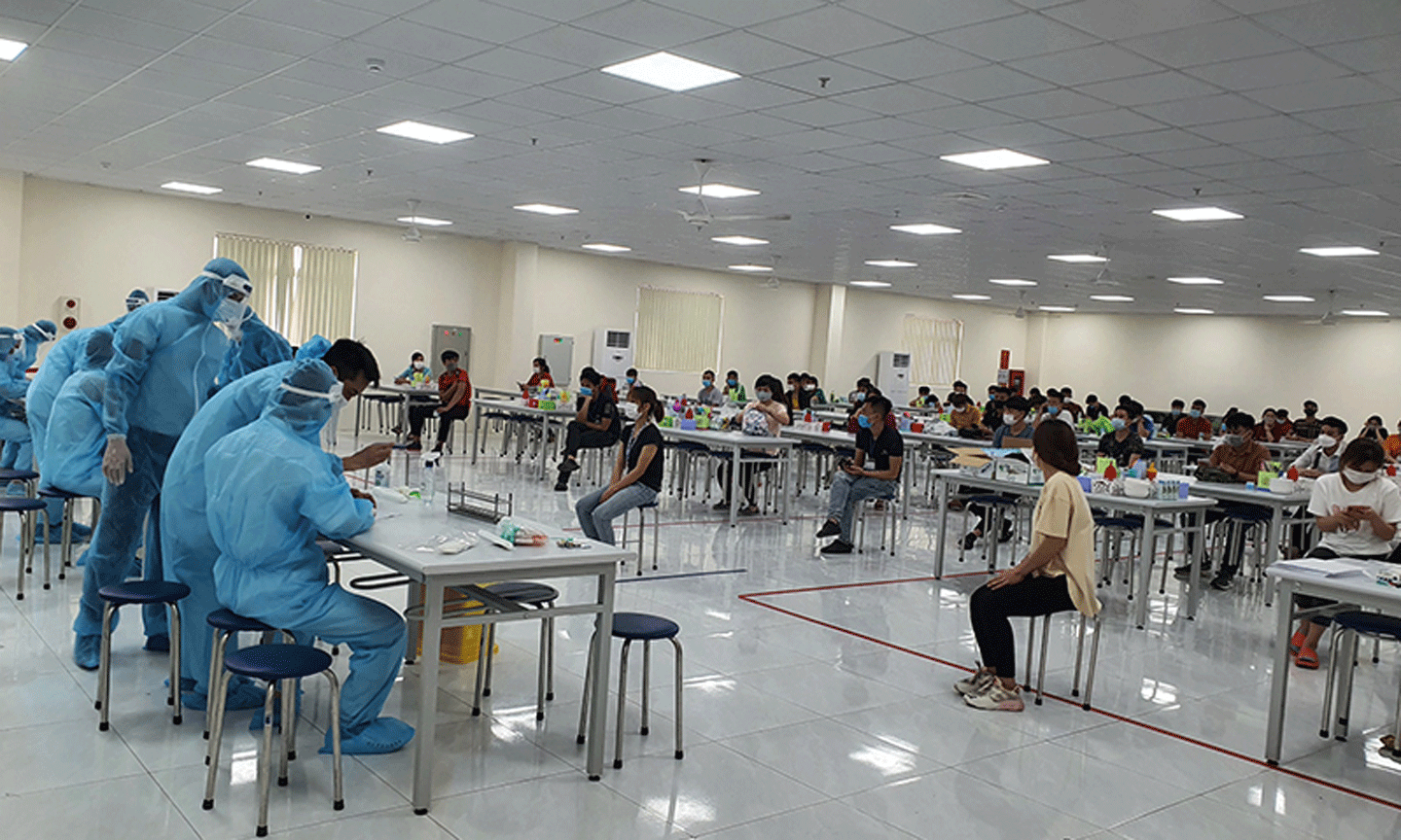Lấy mẫu xét nghiệm Covid-19 cho công nhân KCN Vân Trung. 