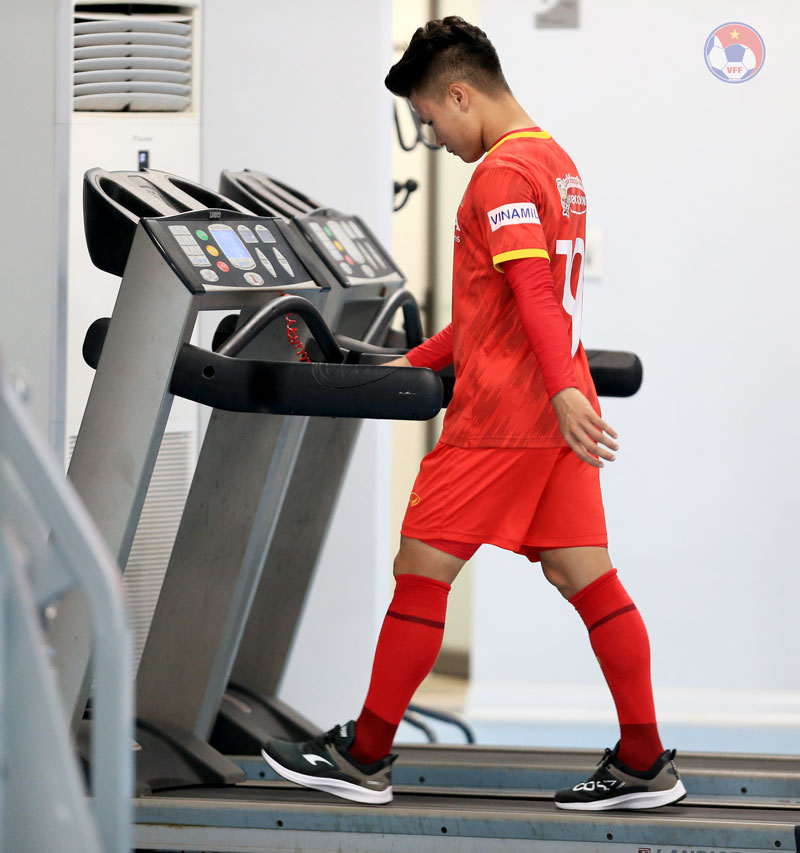 Quang Hải tập hồi phục tình trạng mỏi cơ nhằm tránh rủi ro chấn thương. Ảnh: VFF