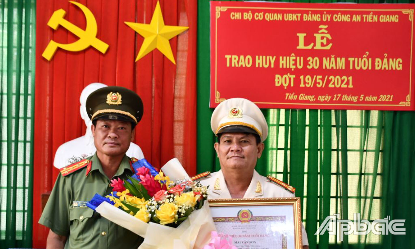 1.Đồng chí Đại tá Phan Văn Trảng, Ủy viên thường vụ trực, PGĐ Công an tỉnh trao huy hiệu 30 năm tuổi Đảng cho đồng chí thượng tá Mai Văn Sơn - ảnh Trọng Tín 