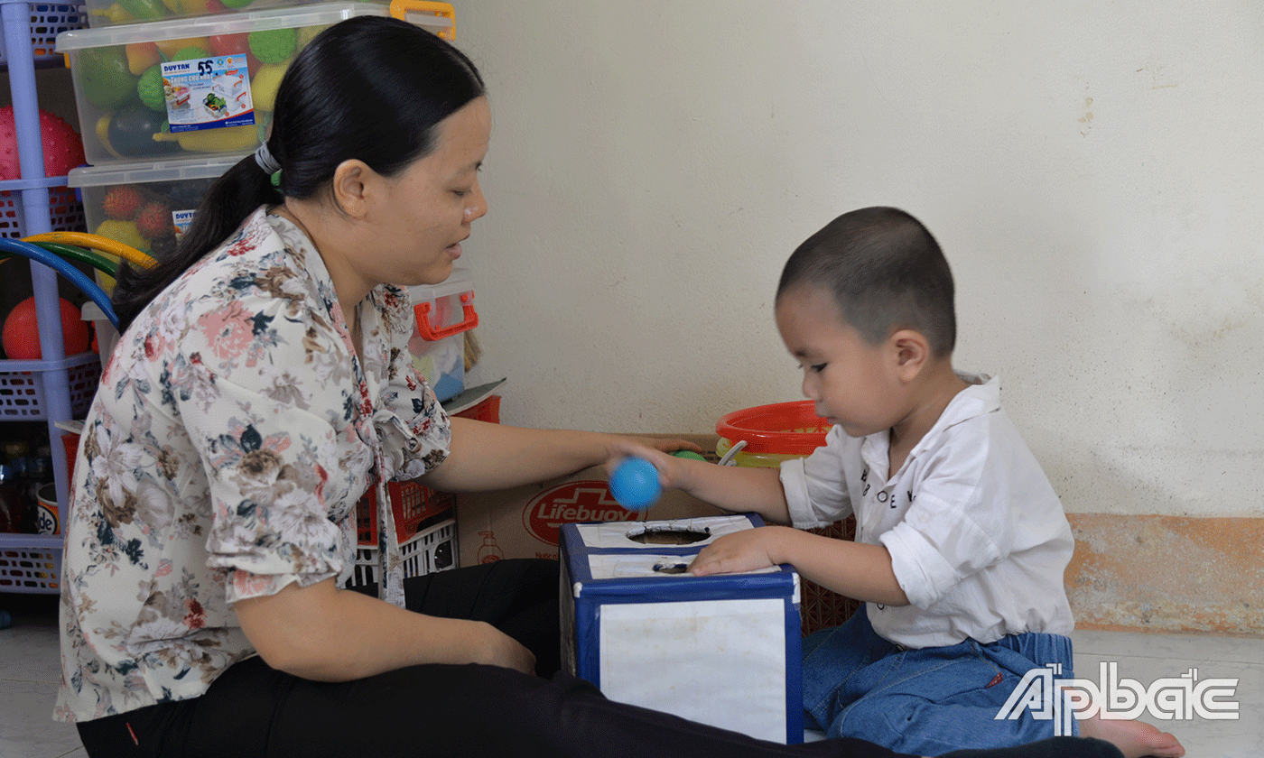 Suốt bao năm qua, các cô của Trung tâm vẫn hàng ngày cần mẫn nuôi dạy đàn con bất hạnh như những bà mẹ nhân hậu trong ca khúc quen thuộc “Cô và mẹ” của nhạc sĩ Phạm Tuyên: “Khi đến trường cô giáo như mẹ hiền”.