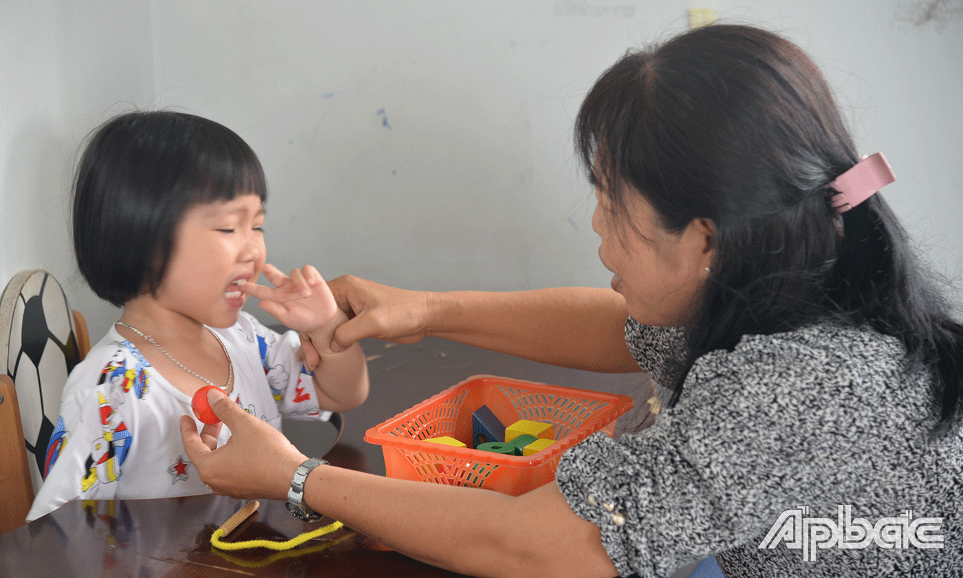 Với tình yêu nghề nồng cháy, hơn 20 năm gắn bó, cô Bùi Thị Diện xác định việc dạy học sinh chuyên biệt là niềm hạnh phúc của bản thân, thôi thúc cô luôn tận tâm với công việc mình đã chọn.