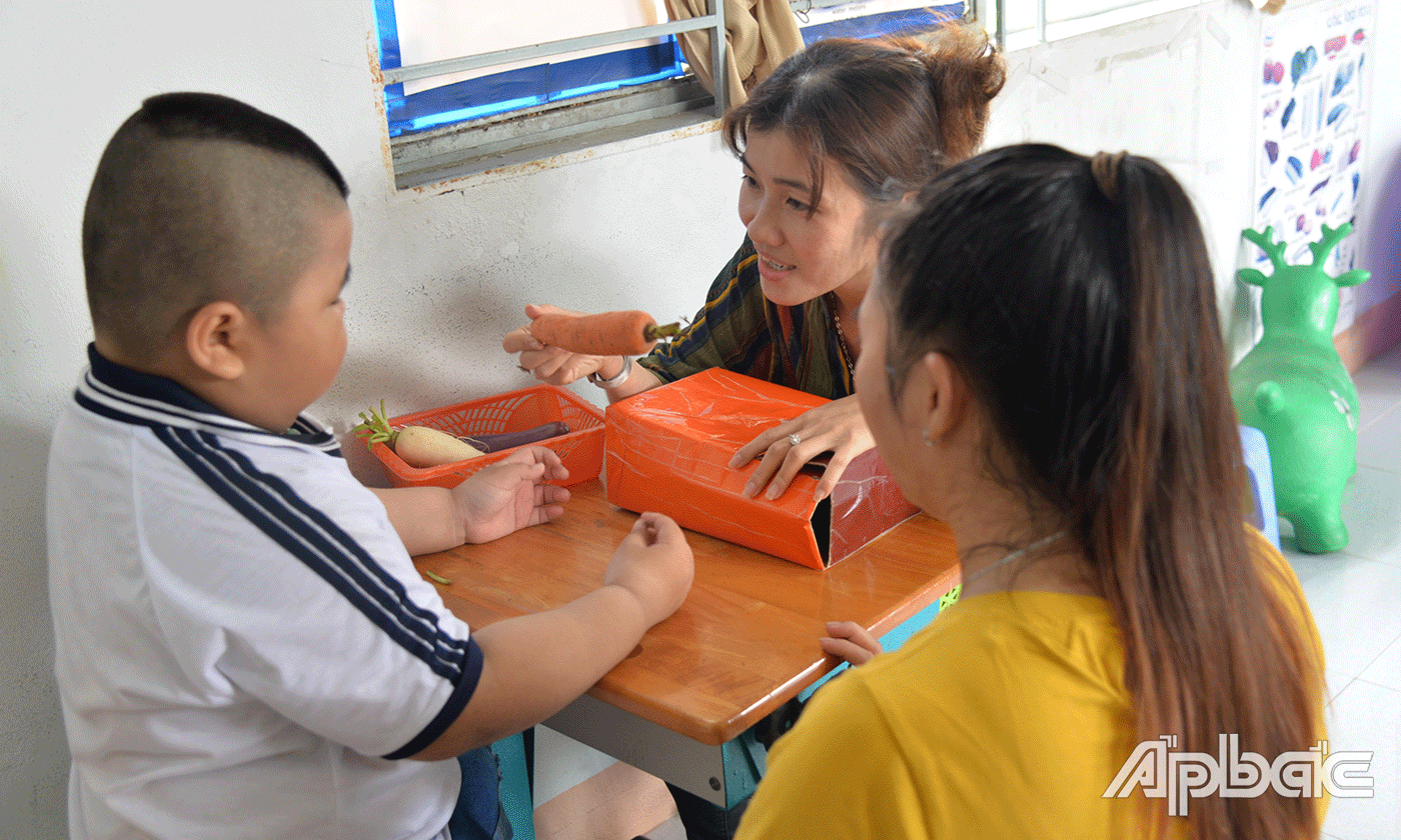 Bên cạnh việc giảng dạy cho các em, phụ huynh còn được giáo viên hướng dẫn cách dạy để phụ huynh dạy các em khi ở nhà