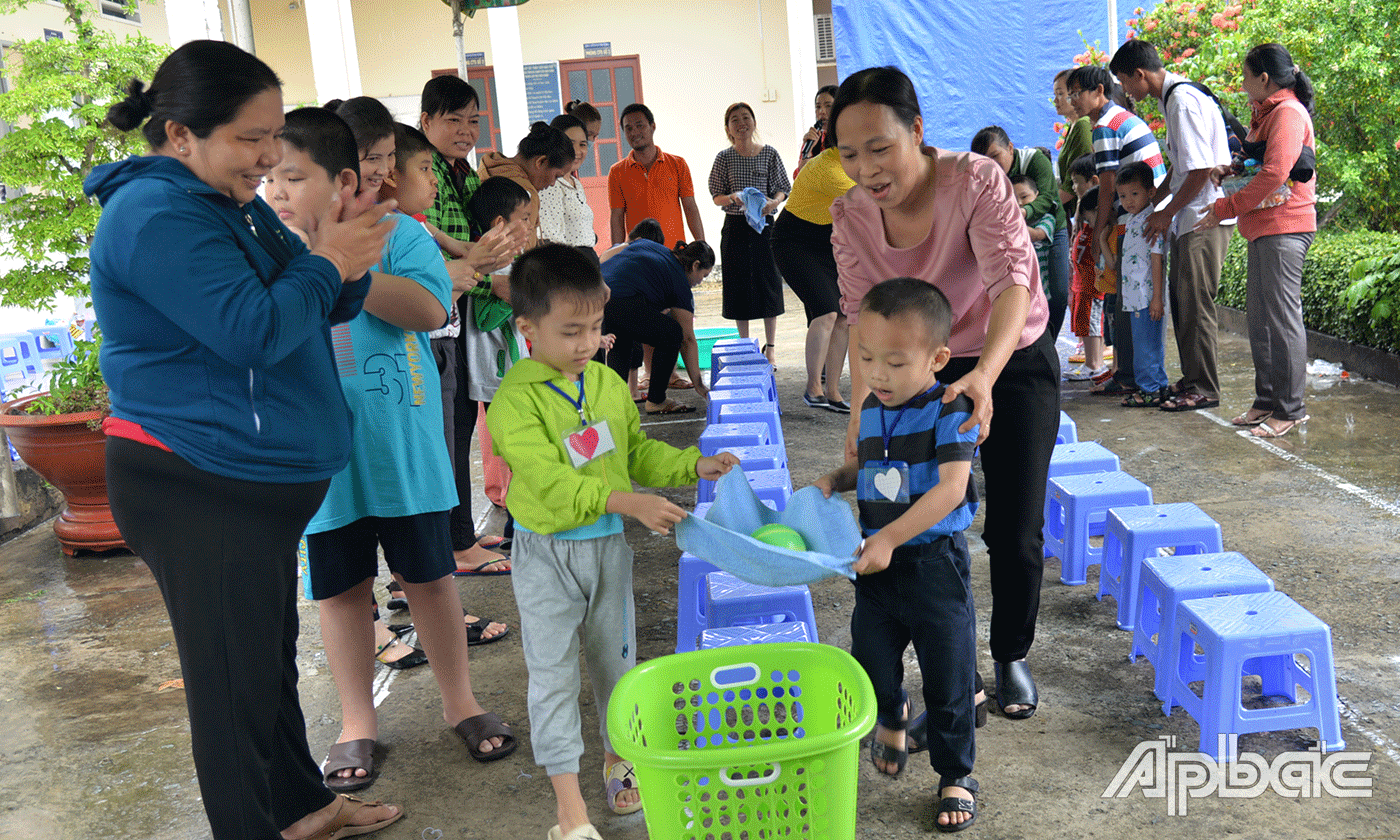 Hàng năm, vào dịp lễ, tết, Ngày kỷ niệm Người khuyết tật, Trung tâm còn tạo điều kiện cho các em được vui chơi, giúp các học sinh khuyết tật, giao lưu, chia sẻ, học hỏi, nhằm xóa bỏ đi mặc cảm và giúp các em thêm tự tin, hòa nhập hơn trong cuộc sống.