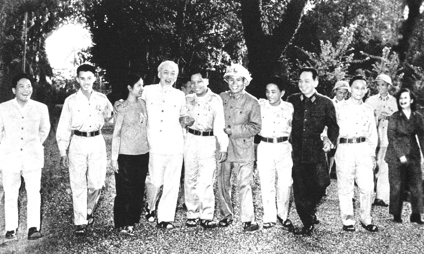 Chủ tịch Hồ Chí Minh với Đoàn đại biểu Anh hùng, Chiến sĩ thi đua các lực lượng vũ trang nhân dân giải phóng  miền Nam ra thăm miền Bắc (ngày 11-11-1965).