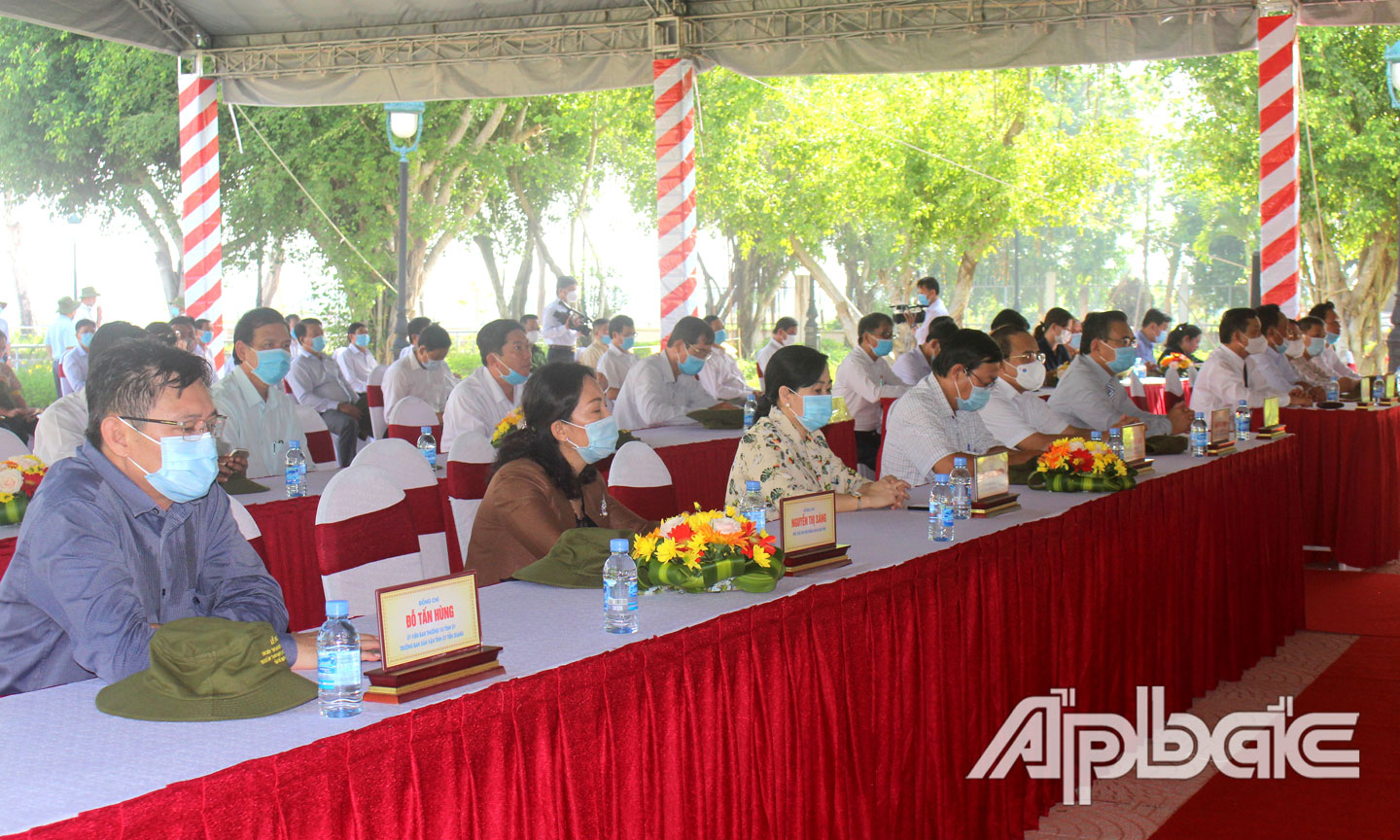 Đại biểu đến tham dự buổi lễ.