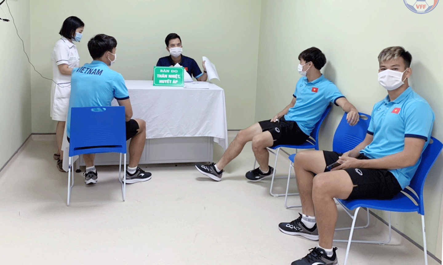 Các cầu thủ Đội tuyển Quốc gia hoàn thành tiêm vắc-xin phòng Covid-19. (Ảnh: VFF)