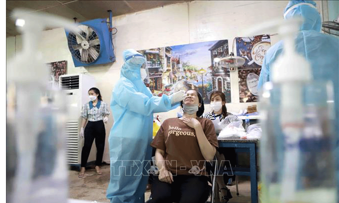 Lấy mẫu xét nghiệm COVID-19 tại Công Ty Cổ Phần Giày Vĩnh Yên, một doanh nghiệp ngoài khu công nghiệp. Ảnh: Hoàng Hùng/TTXVN