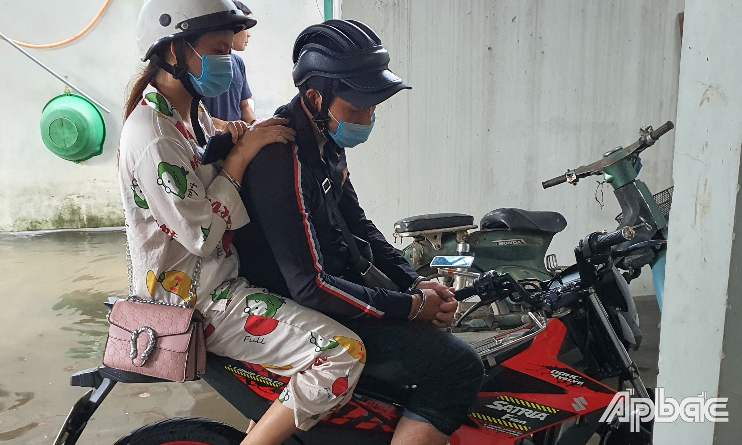 Tú và Hồng bị bắt giữ.